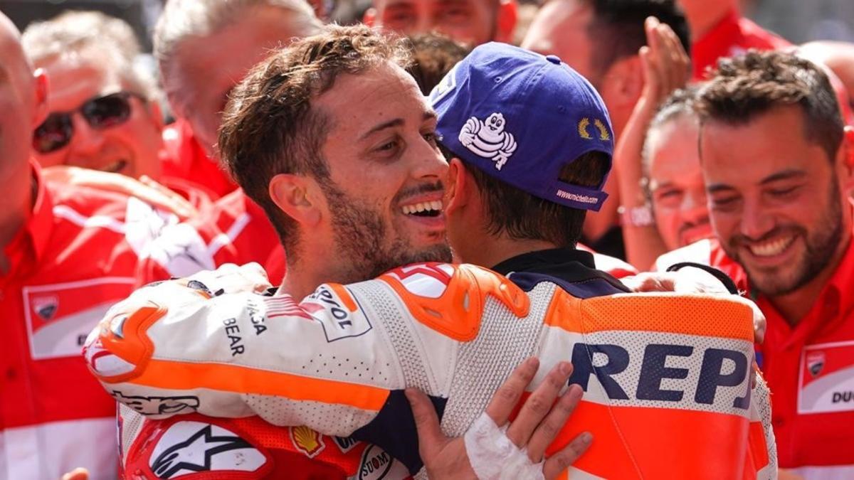 Marc Márquez abraza a Andrea Dovizioso, en Austria.