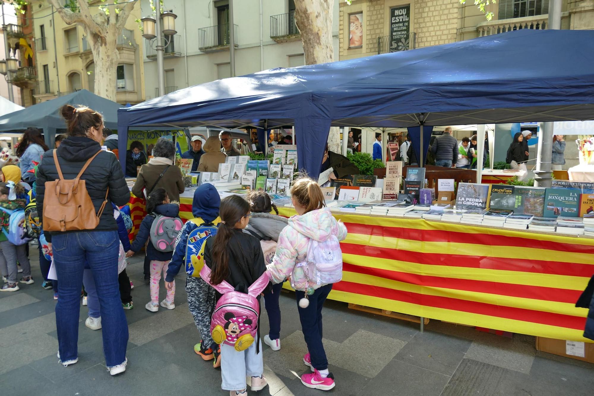 EN IMATGES| Així s'ha viscut el matí de Sant Jordi a la Rambla de Figueres