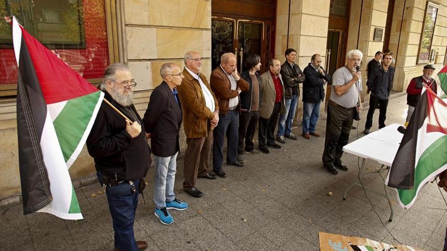 Manifestantes a las puertas del Jovellanos