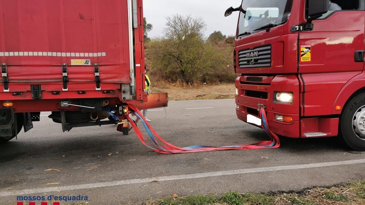 El camió amb la tractora enganxada i que remolacava fins a Celrà