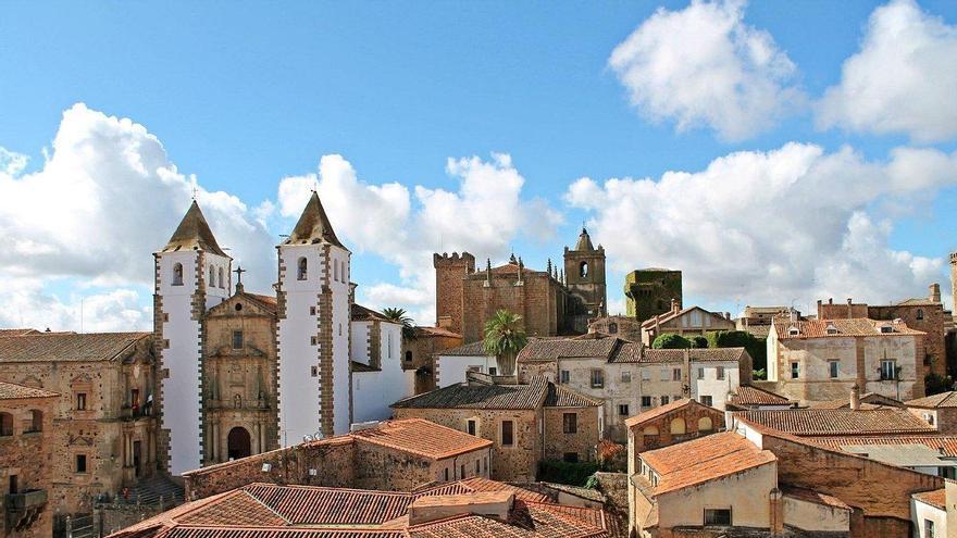 Oportunidad inmobiliaria en Cáceres: piso reformado con terraza y vistas en pleno centro