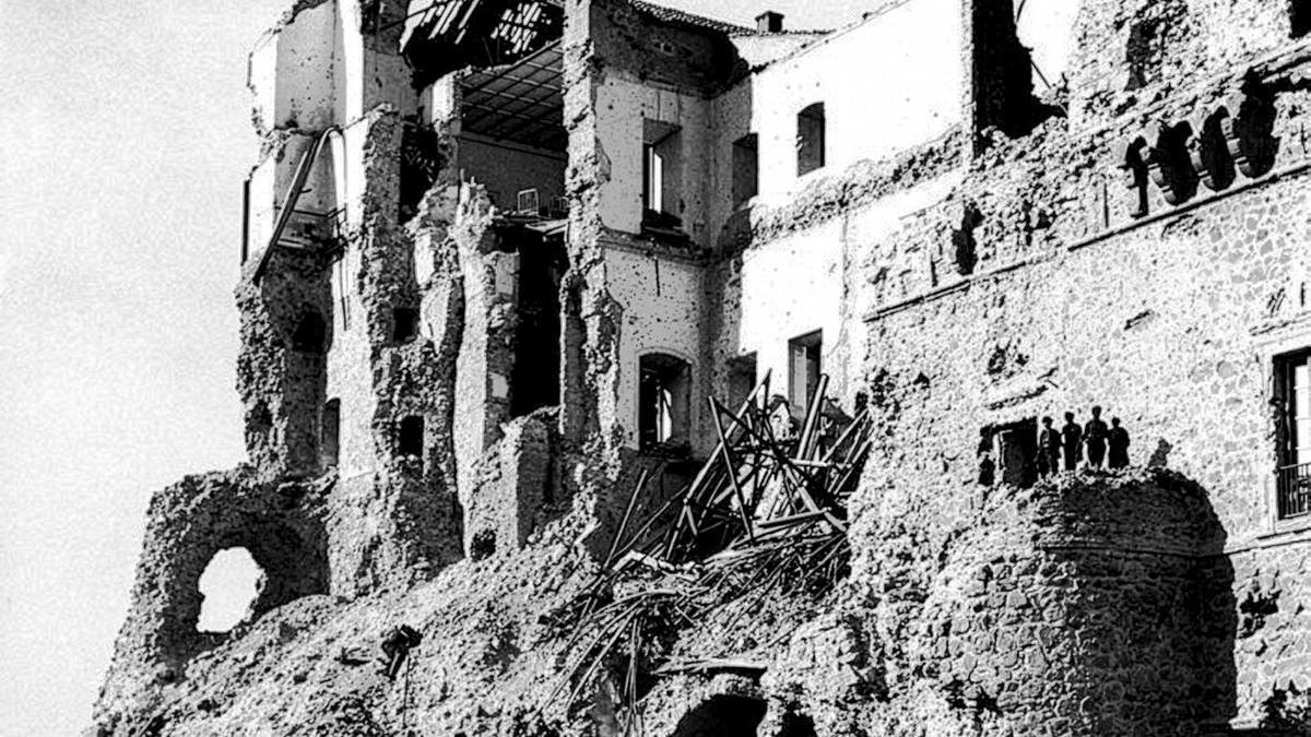 Corresponsales de guerra ante el Alcázar de Toledo, destruido.