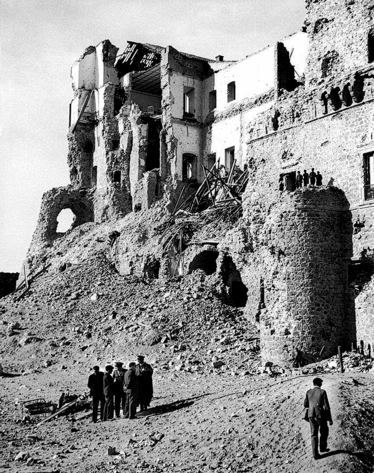Corresponsales de guerra ante el Alcázar de Toledo, destruido.