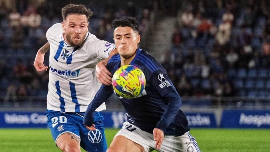 José Ángel pugna con la camiseta del Tenerife por una pelota con el exdeportivista Hugo Rama. |  // EL DÍA