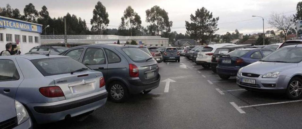 Vehículos en el aparcamiento del complejo polideportivo de Fontecarmoa. // Noé Parga
