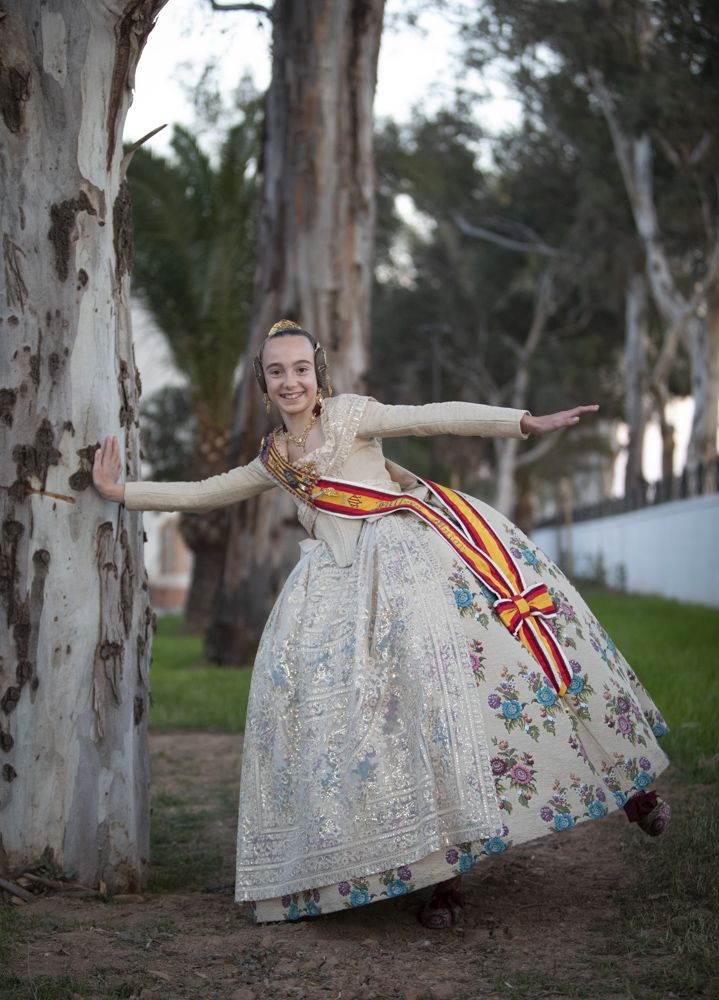 Paseamos con las Falleras Mayores de Sagunt, Núria Bueno y Carla Boix, en los jardines de la Gerencia.