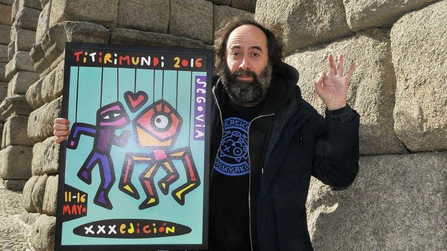 Mikel Urmeneta, con el cartel anunciador de Titirimundi.