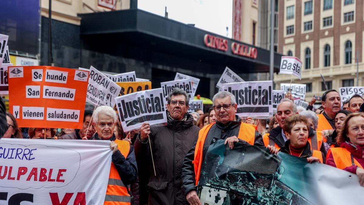 Varias personas protestan en una manifestación por las afecciones de las obras de la línea 7B de Metro, en la Plaza del Callao, a 8 de enero de 2023, en Madrid (España). La plataforma de afectados por las obras de ampliación de la línea 7B del Metro de Ma