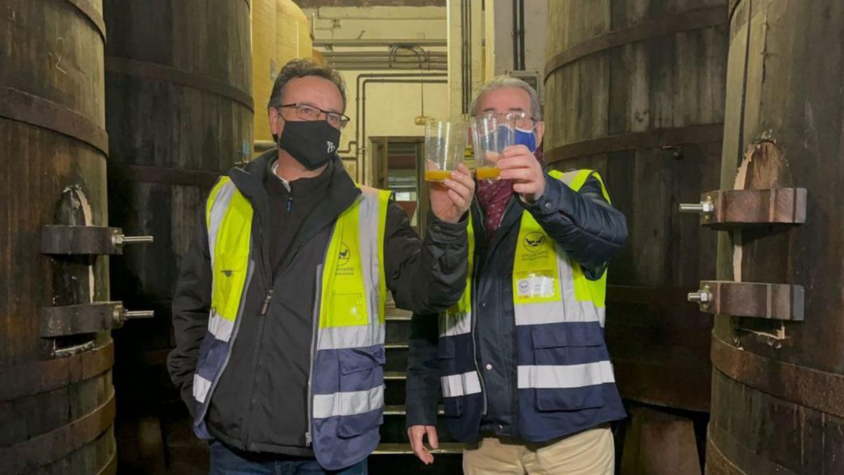 Manuel Riestra, de Sidra Muñiz, brinda con el presidente del Banco de Alimentos, Bernardo Sopeña. | I. G. 