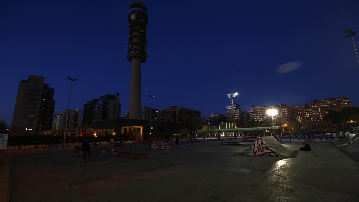 Sin luz. El &#039;skatepark&#039; de Vía Hispanidad lleva tres semanas sin poderse usar por la tarde, cuando anochece.