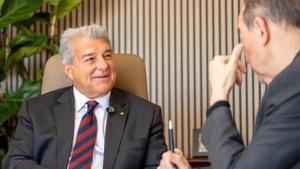 Joan Laporta conversa con Vicent Sanchís