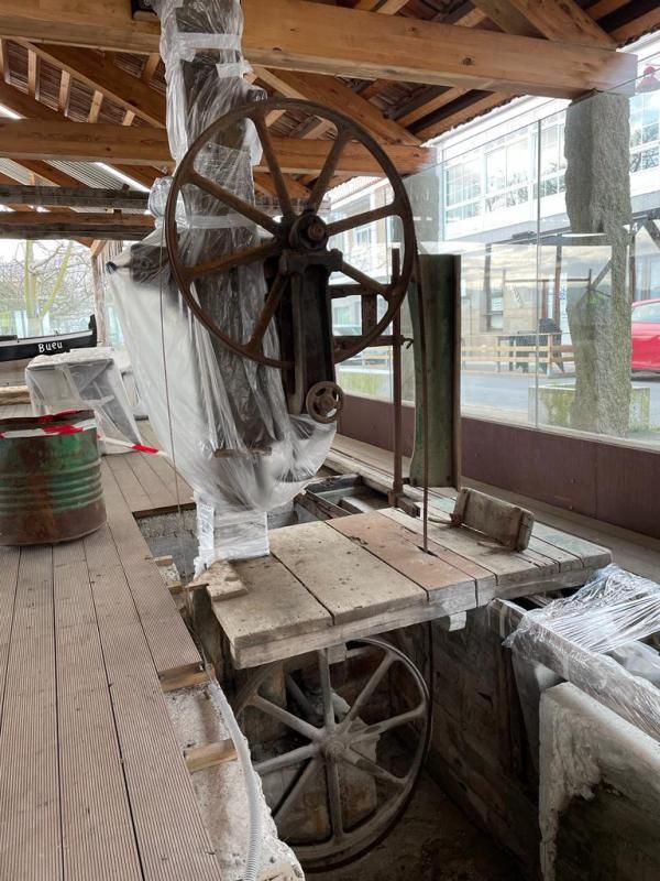 La sierra de cinta ya se volvió a colocar en las instalaciones del antiguo astillero de Banda do Río. |  // FDV