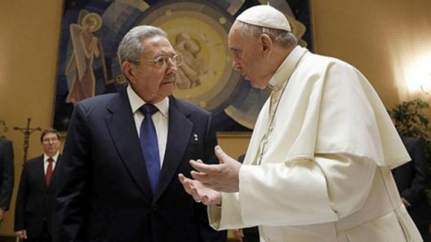 Francisco recibe a Castro en el Vaticano