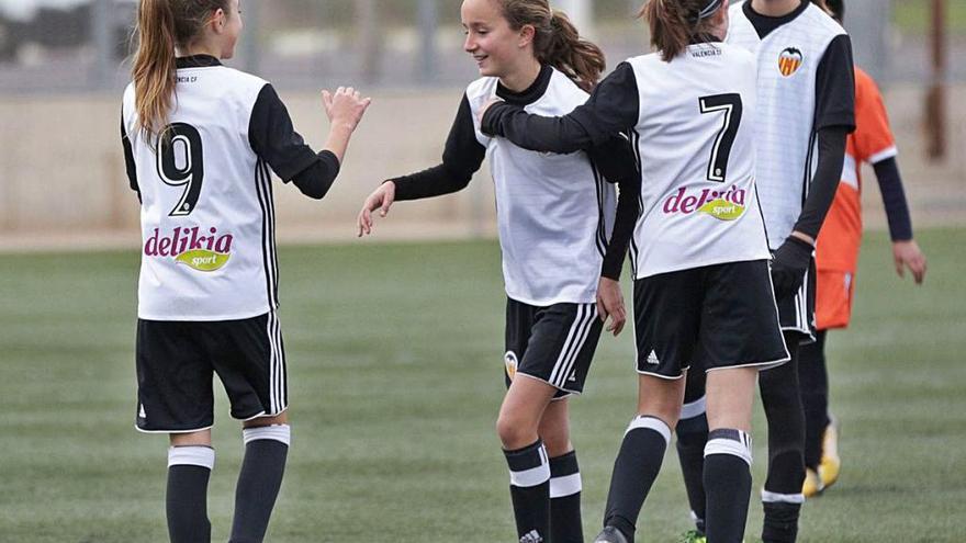 Las niñas del alevín del Valencia CF, en una jornada de liga.