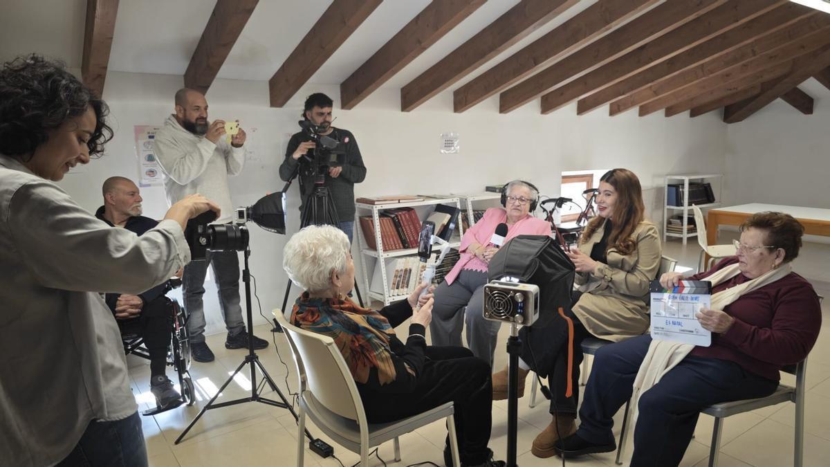 VÍDEO | Sa Pobla graba su memoria: un taller en la biblioteca recoge recuerdos y tradiciones interculturales