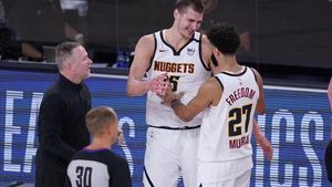 El técnico de los Nuggets, Mike Malone celebra con Jokic y Murray la clasificación para la final del Oeste