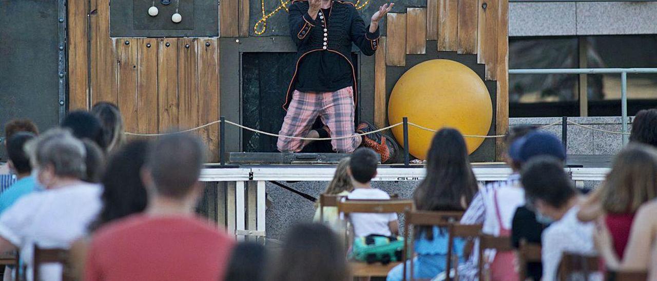 Un momento de la actuación de Cirko Psikario en la terraza del Auditorio Municipal.