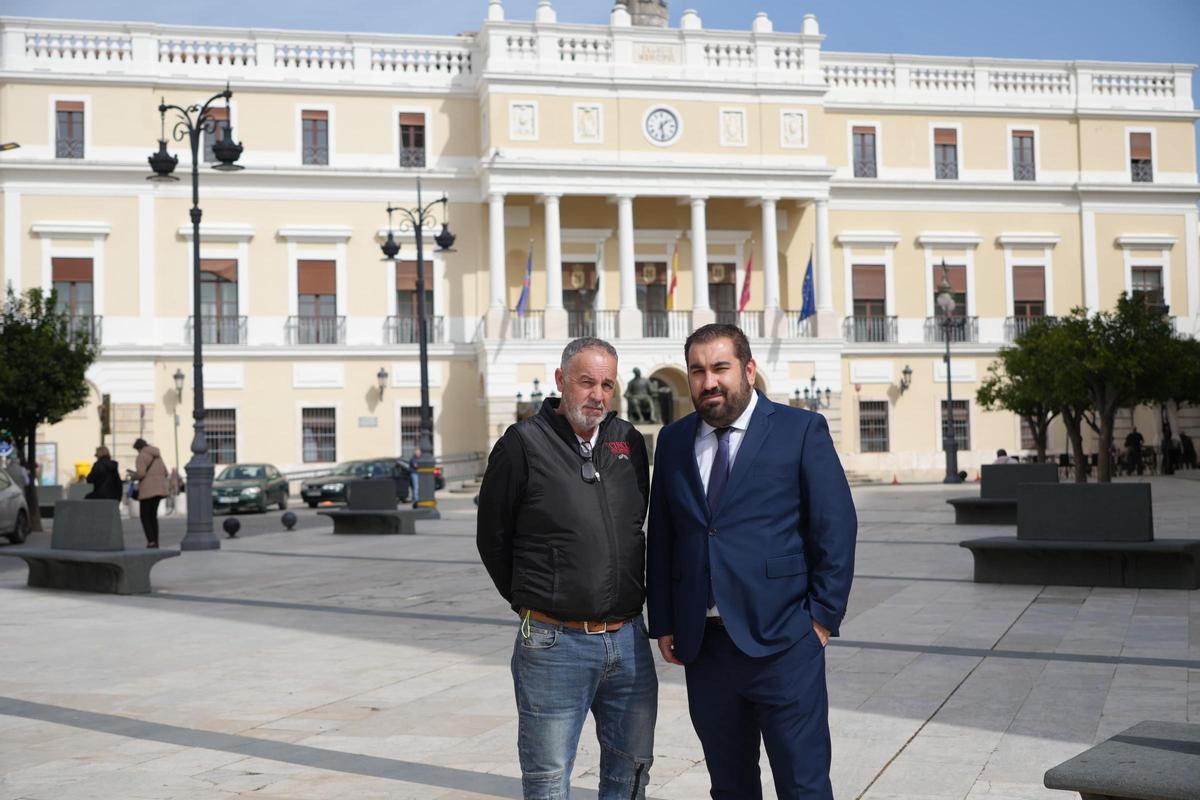 El dueño del circo, Devis Sami Rossi, y su abogado, Fernando Cumbres, tras salir del Ayuntamiento de Badajoz, este lunes.