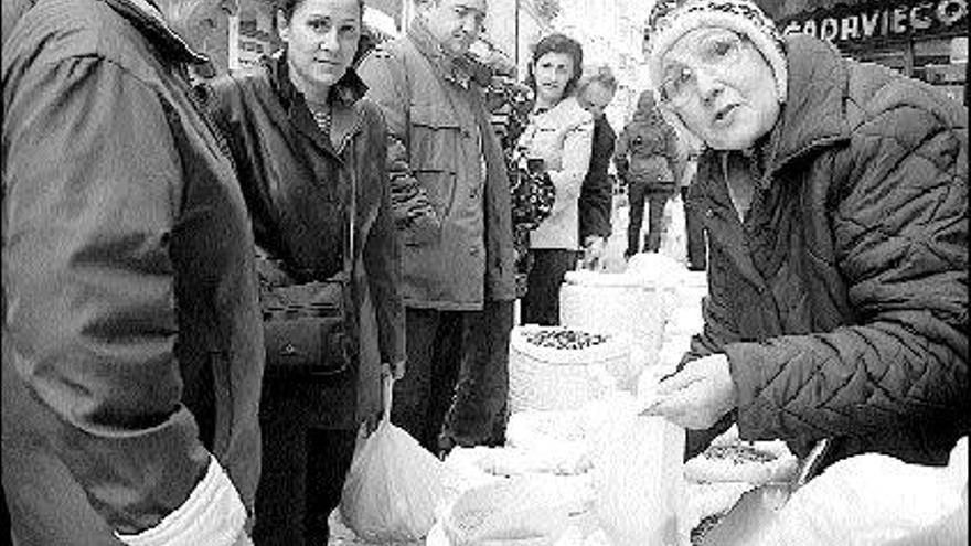 Una vendedora de fabas, en el mercado dominical de Grado.