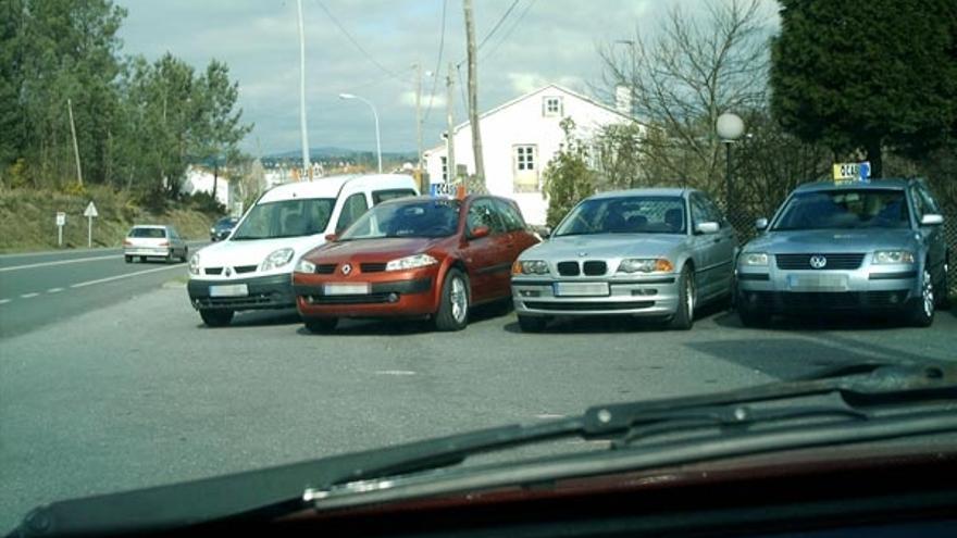 Automóviles de segunda mano a la venta en la vía pública en el municipio pontevedrés de A Estrada.