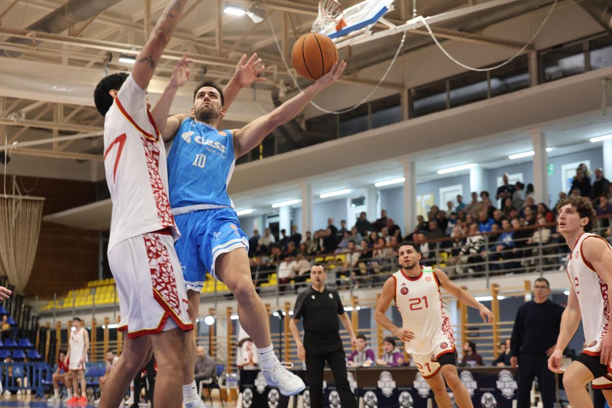 De la Rúa trata de hacer una bandeja frente a un rival