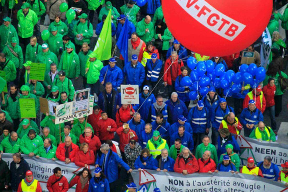 Milers de treballadors, funcionaris i sindicalistes surten al carrer a Brussel·les, Bèlgica, per protestar per les retallades del seu nou govern, que pren possessió 500 dies després de les eleccions.