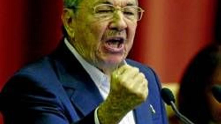 Raúl Castro: &quot;O rectificamos o nos hundimos&quot;