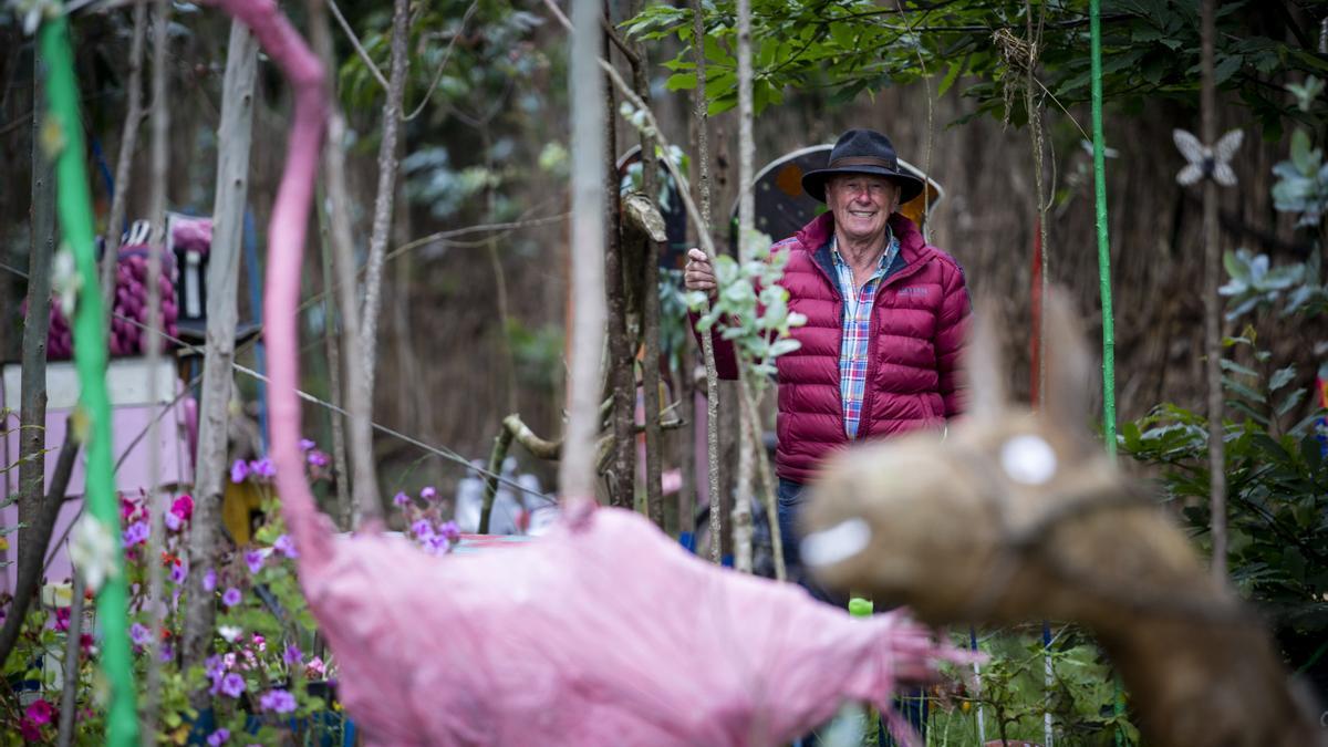 JOSE MANUEL ALONSO, CAMARADA, EN EL JARDIN DE CAMARADA