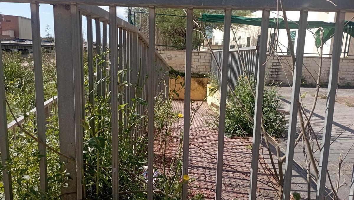La rampa de acceso al río, en la calle sin nombre, junto a la avenida de la Palmilla, la semana pasada.