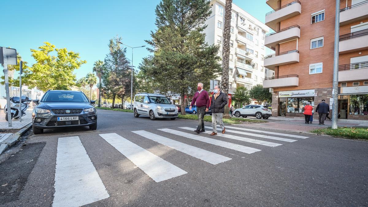 Dos personas cruzan un paso de peatones en la avenida José María Alcaraz y Alenda, ayer.