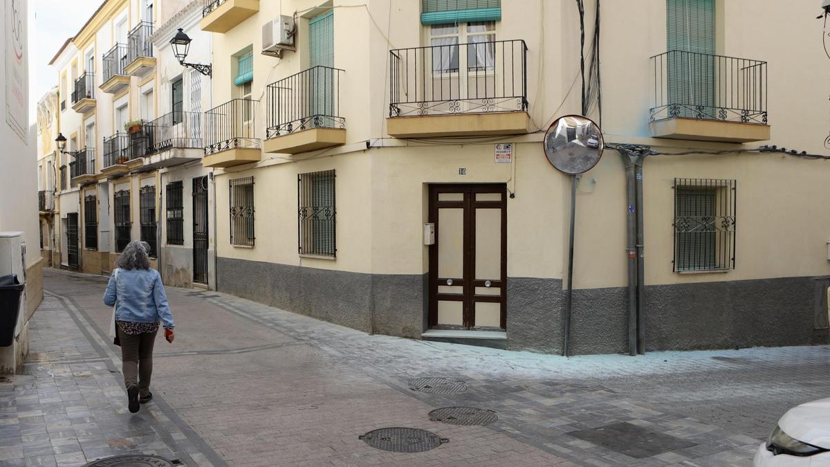 Las inmediaciones del punto incendiado aún presentan restos del material de extinción usado.
