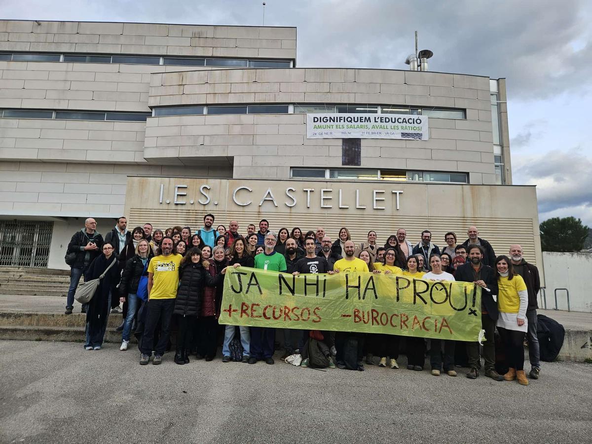 Professors del claustre de l'INS Castellet, amb una pancarta reivindicativa