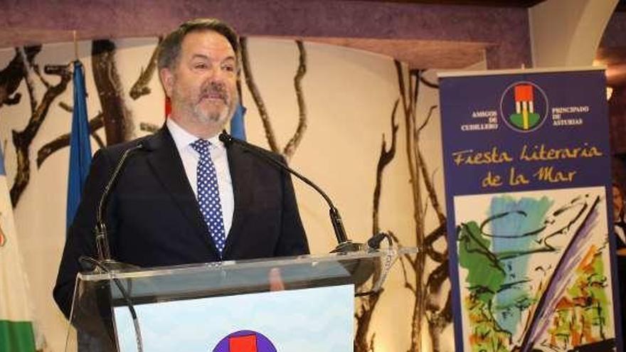 En la foto superior, Bieito Rubido, durante la lectura del cuaderno. Sobre estas líneas, las alumnas premiadas, Paula Fernández y Lucía Muñiz.