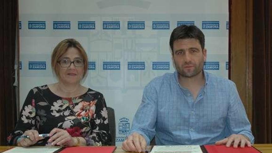 Martín Pozo y Rodríguez Maestre firman el convenio.