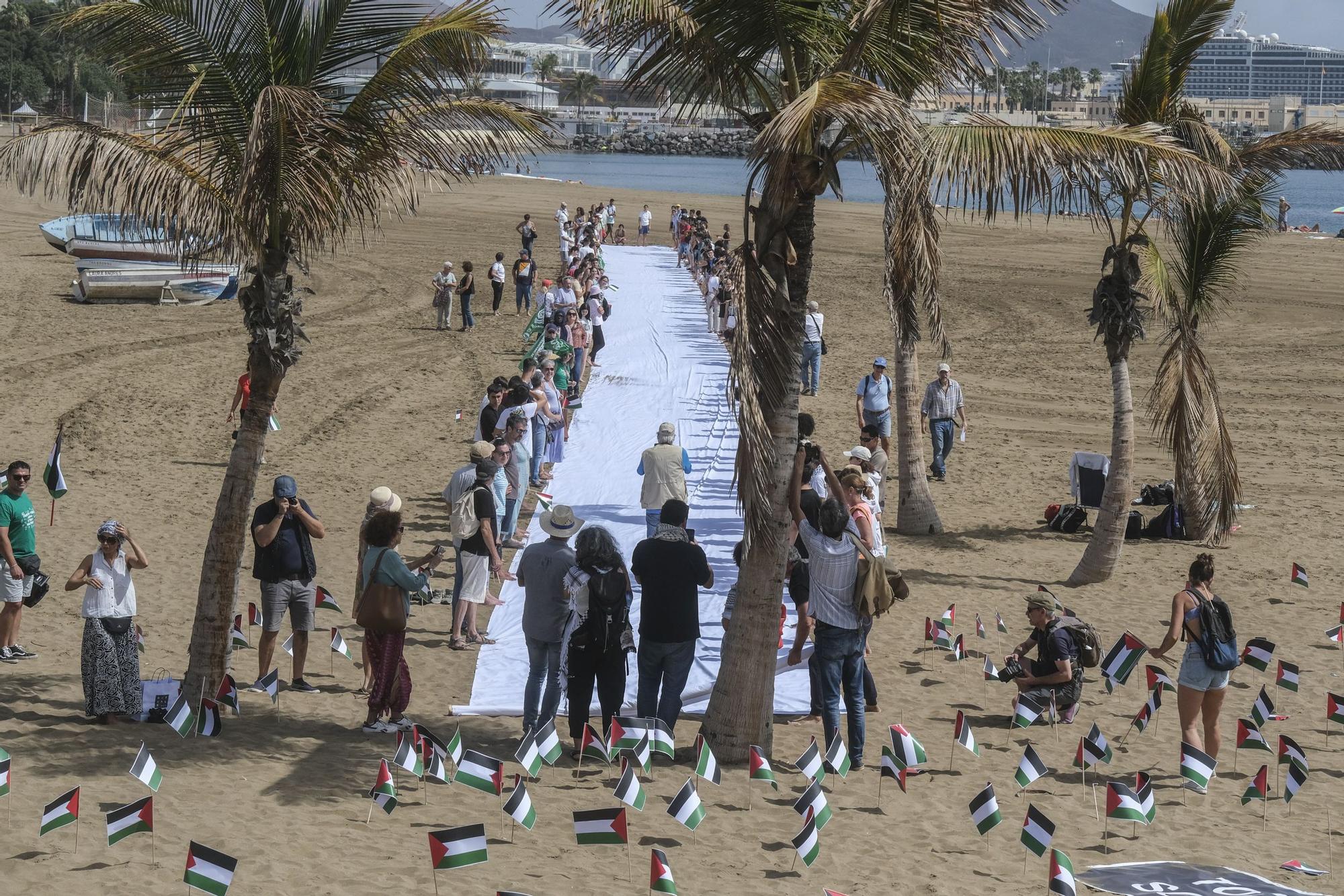 500 banderas por Palestina en la playa de Las Alcaravaneras.