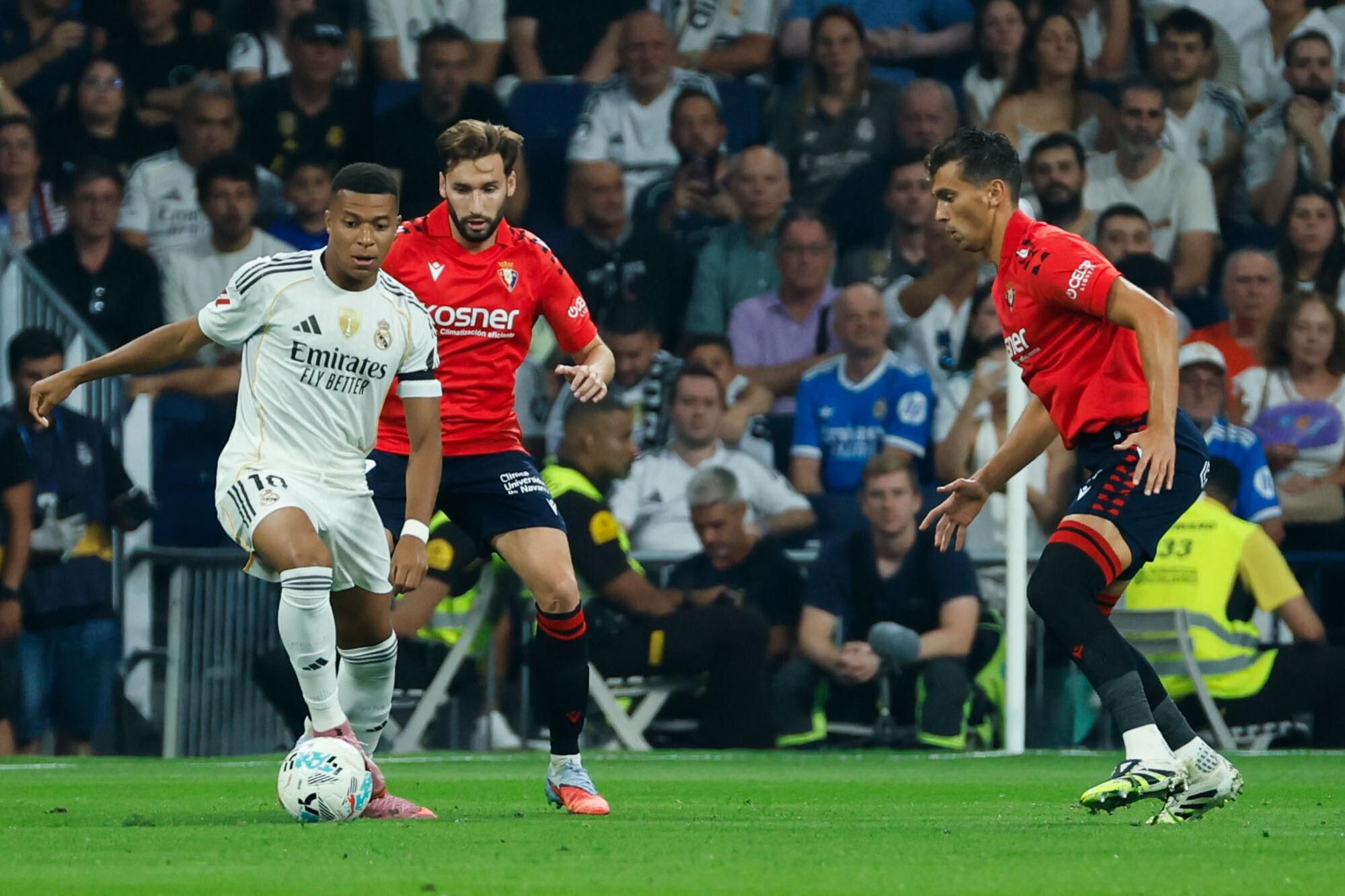 MADRID, 19/08/2025.- El delantero francés del Real Madrid Kylian Mbappé (i) controla el balón durante el partido de la primera jornada de LaLiga que Real Madrid y Atlético Osasuna disputan hoy martes en el estadio Santiago Bernabéu. EFE/Mariscal
