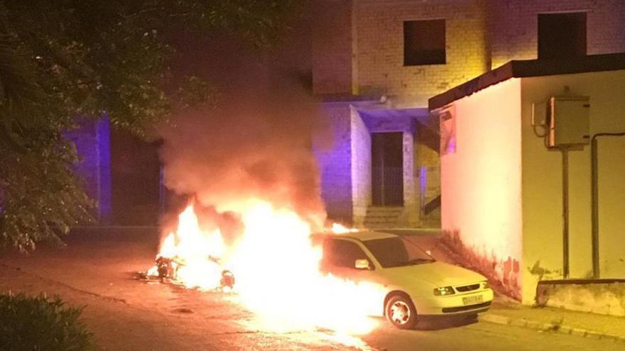 La Policía Local investiga un incendio que ha calcinado dos vehículos en la urbanización Pedro Garfias