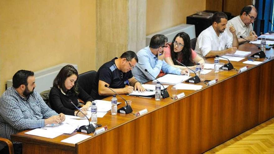 El gobierno local solo negocia con Alves y el BNG (en el centro de la imagen) porque fueron los únicos que aprobaron el Presupuesto. // I. A.