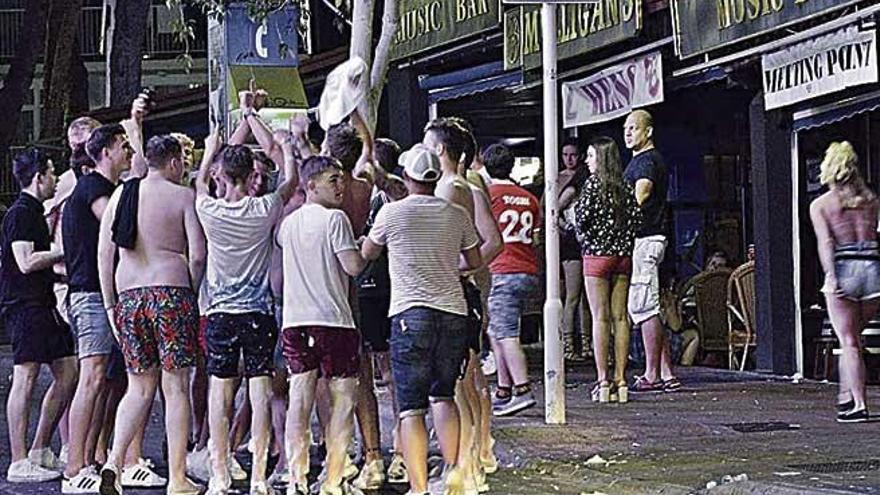 Un grupo de jÃ³venes, de fiesta en Magaluf.