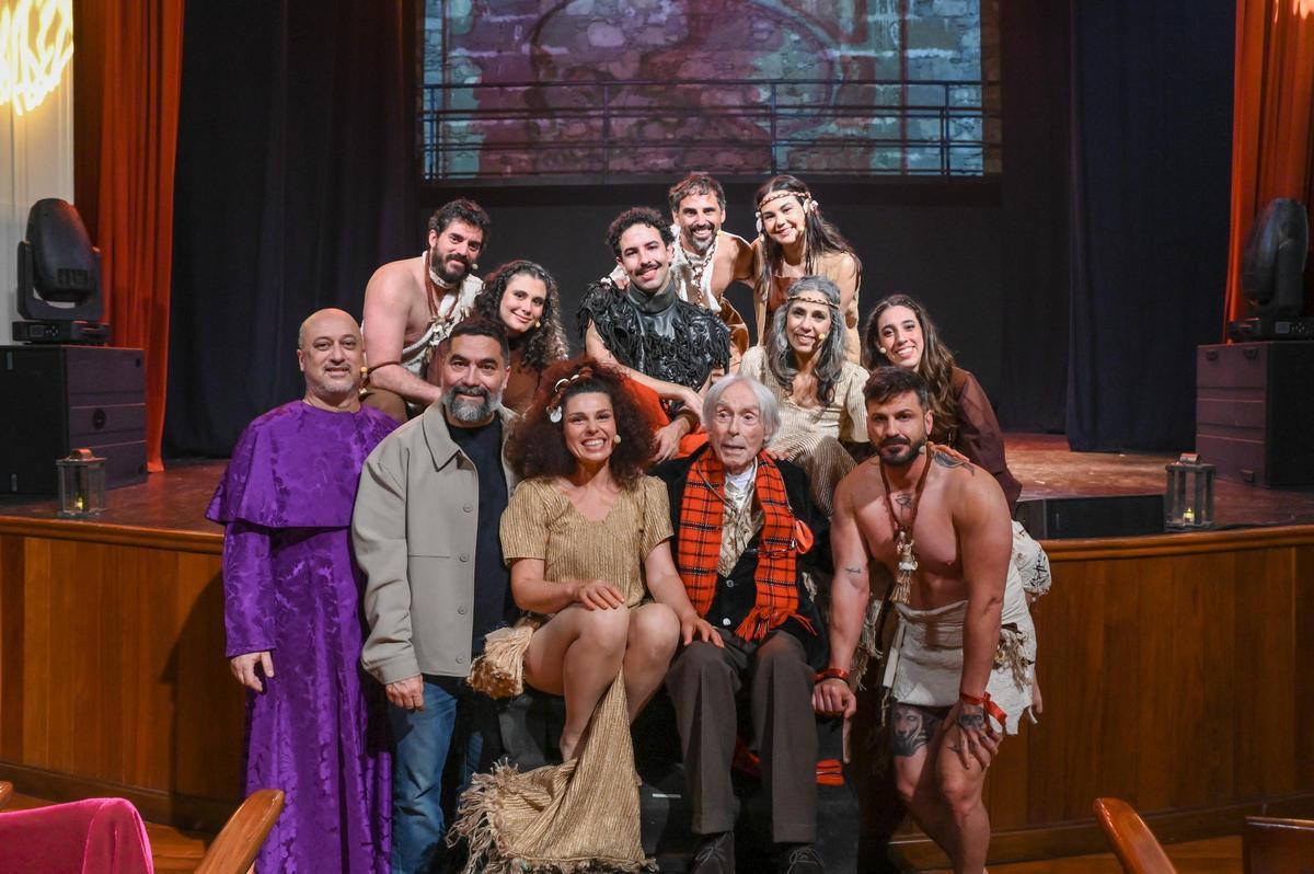 En el centro, Pepe Dámaso con el equipo artístico de ‘Revelora’.