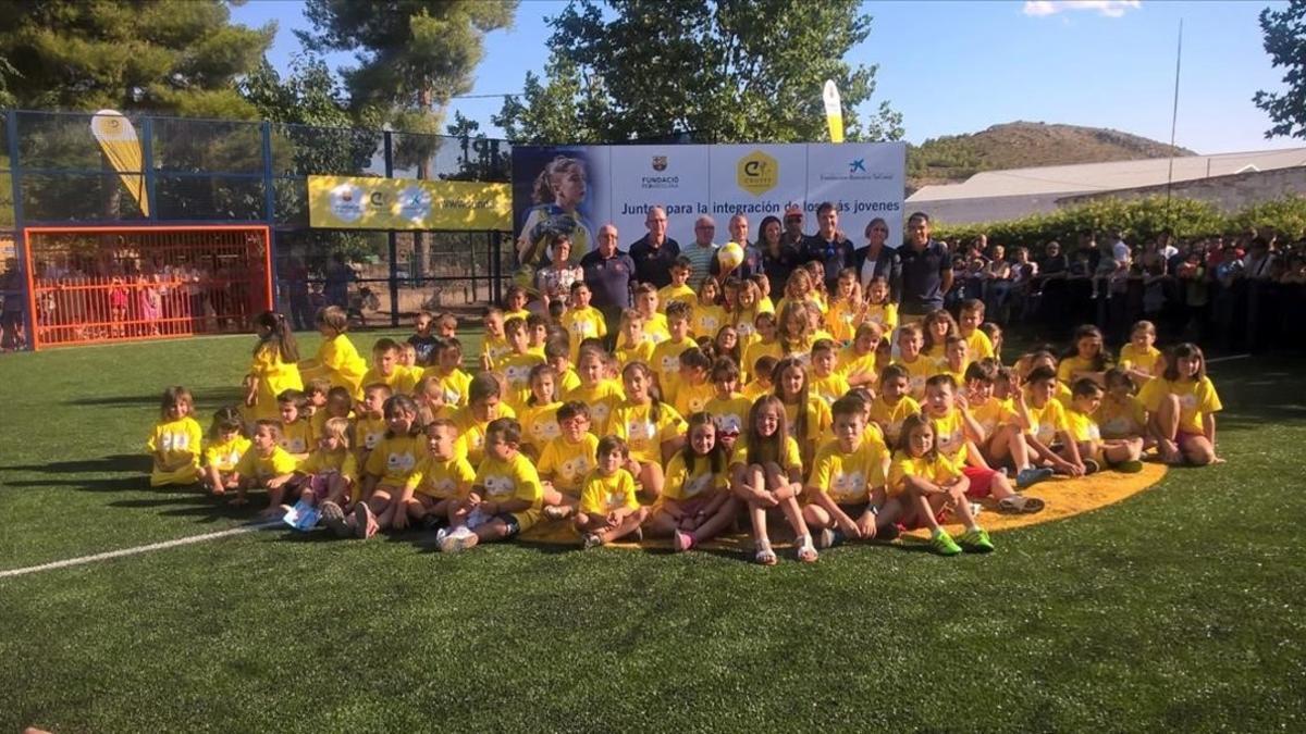 Iniesta, rodeado de niños en la inauguración de la Cruyff Court de Fuentealbilla (Albacete).