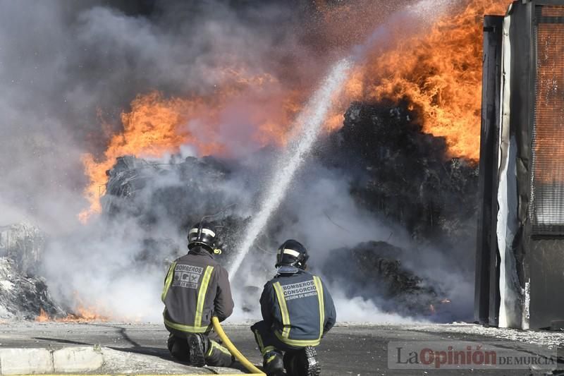 Imponentes llamas devoran una nave en Santomera