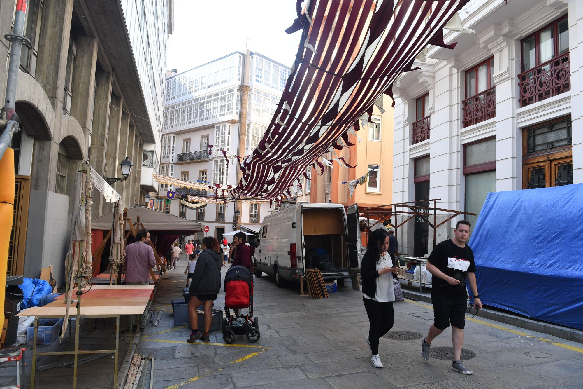 Montaje de la Feira das Marabillas en la Ciudad Vieja