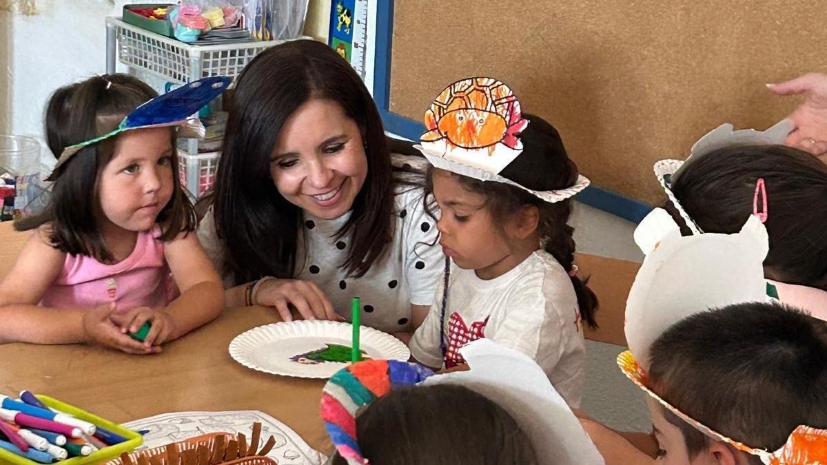 Irene Aguilera juega con niños durante su visita a las ludotecas.