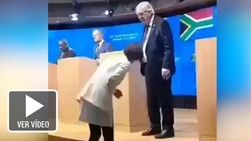 Juncker se va de una rueda de prensa tras ser avisado de que lleva un zapato de cada color