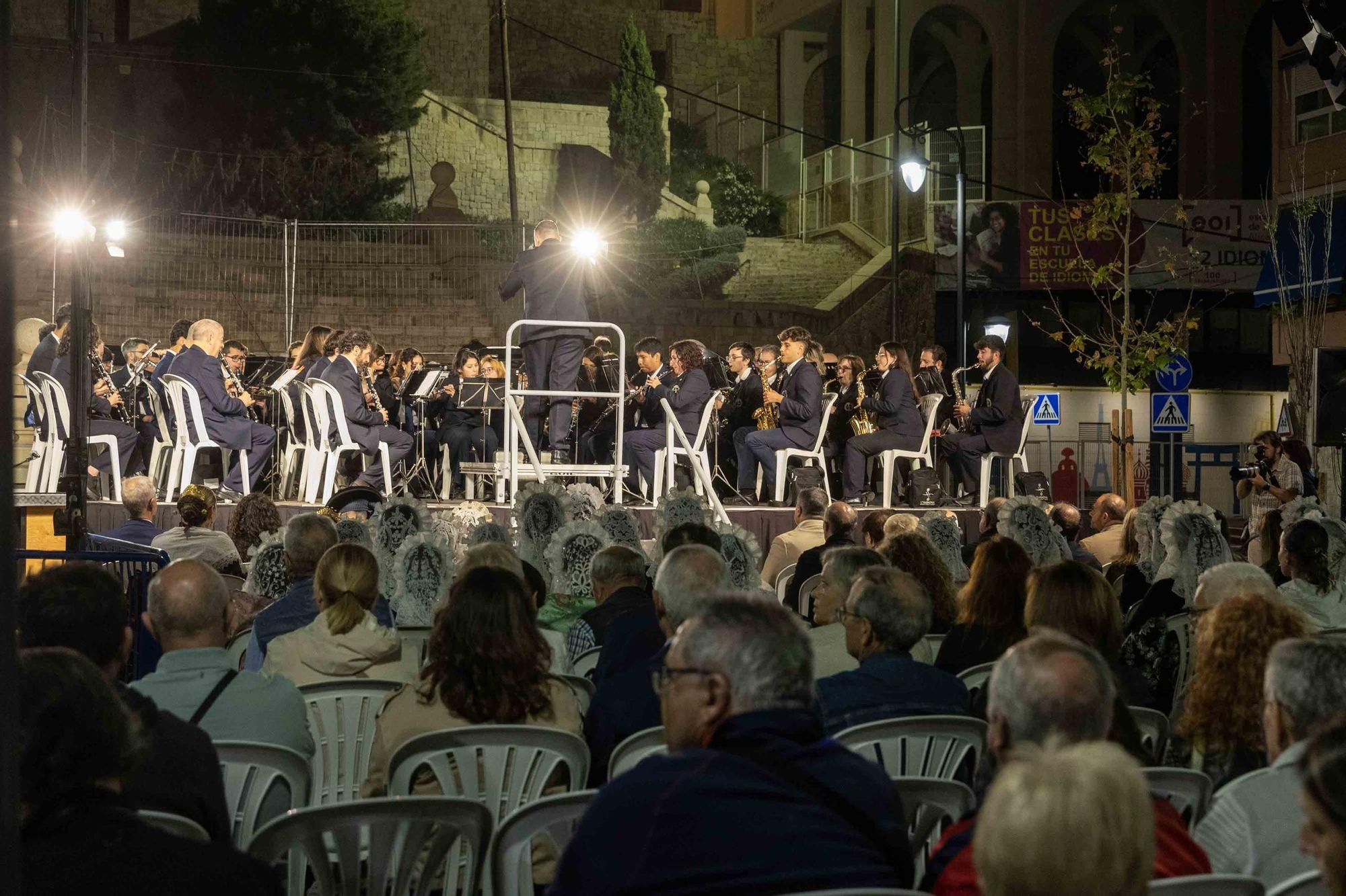 El homenaje al fundador de las Hogueras, José María Py, y el Festival de Bandas de Andrés Llorens iluminan una noche con olor a fiesta y pólvora