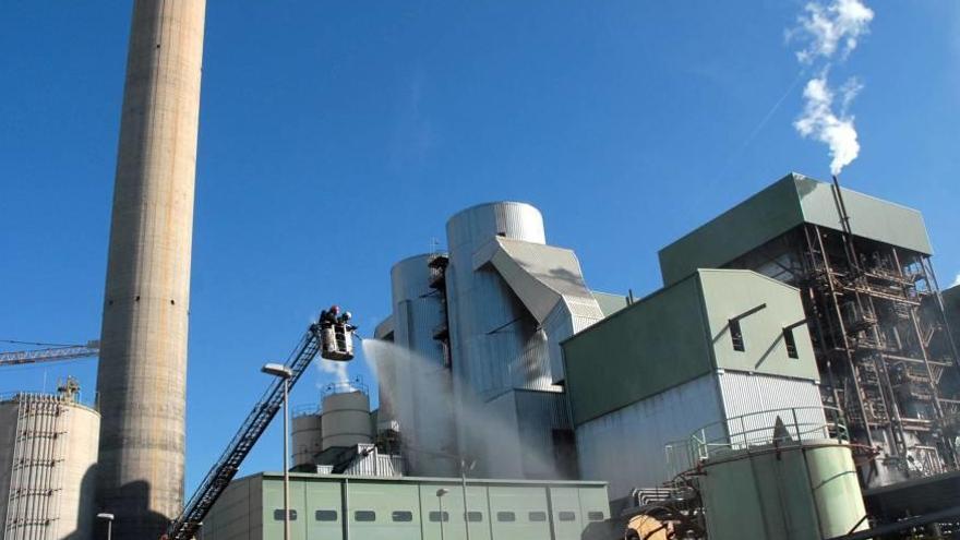 Imagen de la central eléctrica de es Murterar en Alcúdia en plena producción.