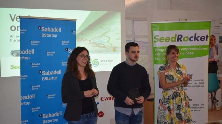 Jacobo Vidal, fundador de Rocketforms, recibe el premio; a su izquierda, la advisor de BStartup, Mireia Boatella y a la derecha de la imagen, la manager de SeedRocket, Paloma Barreiro