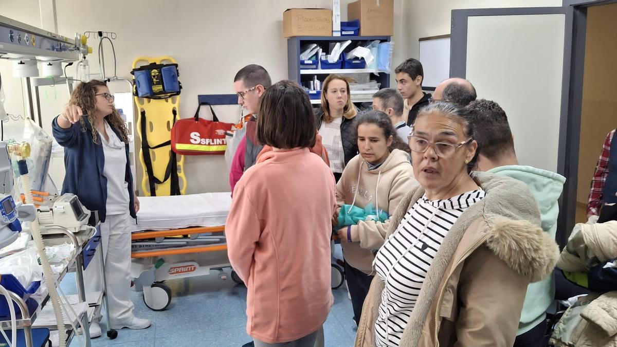 Visita de usuarios de Futuro Singular al hospital Valle de Guadiato de Peñarroya-Pueblonuevo para familiarizarles con la atención sanitaria.