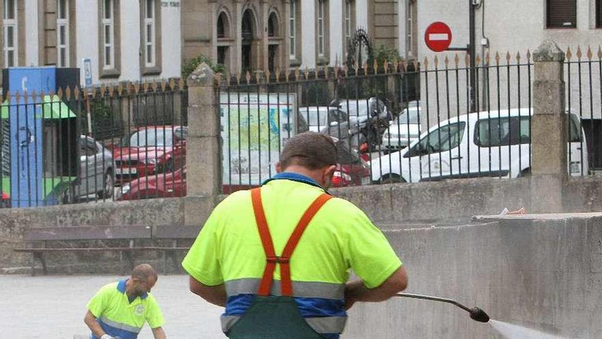 Operarios del servicio de Limpieza, en una de las zonas de la ciudad. // Iñaki Osorio